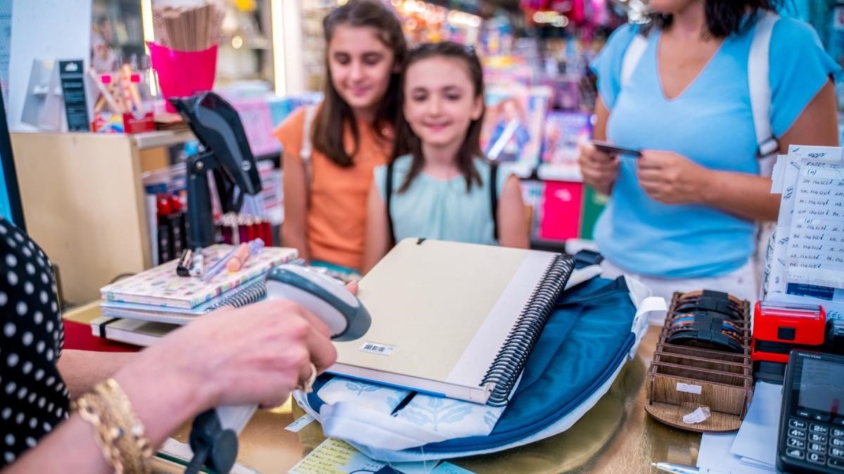 Banii pentru rechizite, încărcați pe cardurile elevilor din Mehedinți!