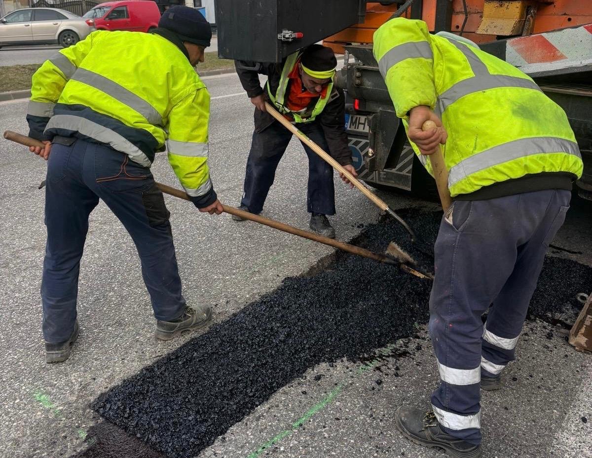 Odată cu vremea frumoasă, încep reparațiile la Severin: echipele primăriei intervin pe arterele principale pentru siguranța în trafic.
